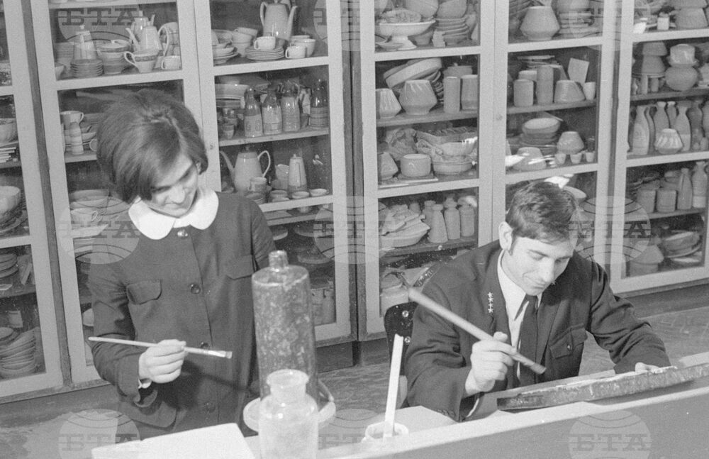 Техникум по керамика и стъкло в София