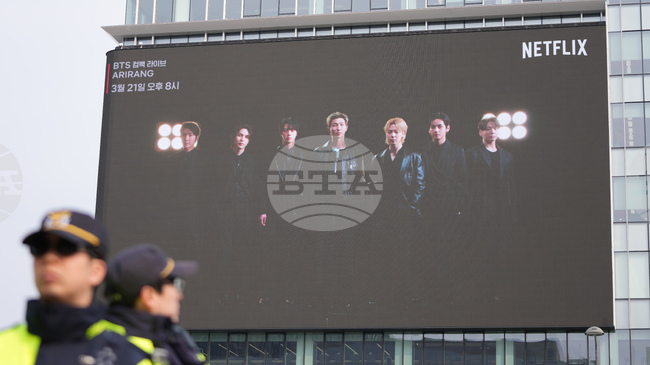 Концертът на Би Ти Ес в Южна Корея ще даде начало на поредица от предавани на живо събития, съобщи Нетфликс