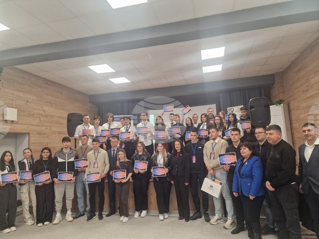 Гимназисти от Разградска област представиха в хакатон идеи за бъдещето на местното развитие, качеството на живот и предприемачеството