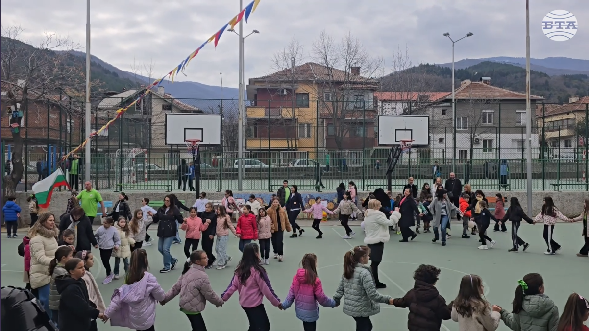 В Трето основно училище "Гоце Делчев" беше отбелязана четвъртата годишнина от създаването на инициативата Музикално междучасие