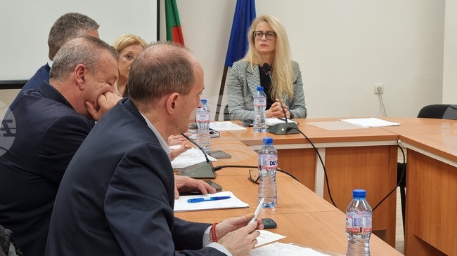 Ниското електрическо напрежение и високите сметки за ток в Ямболско бяха обсъдени на среща в областната администрация