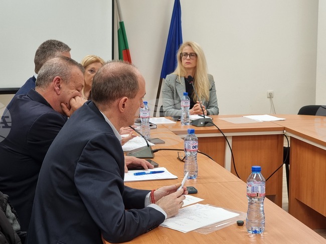 Ниското електрическо напрежение и високите сметки за ток в Ямболско бяха обсъдени на среща в областната администрация