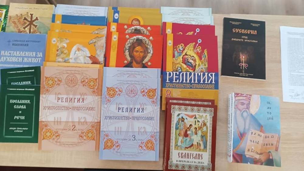 Сливенският митрополит дари над 50 книги на библиотека „Зора"