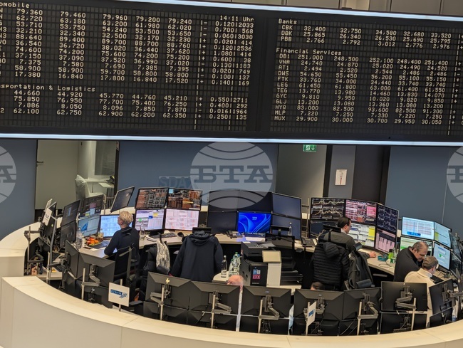 Европейските индекси се представят колебливо в ранната търговия, книжата на компаниите за луксозни стоки поевтиняват