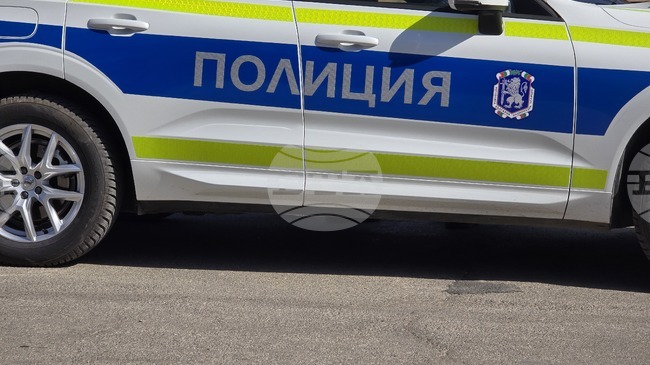 Шофьор без книжка не е спрял на звуков и светлинен сигнал на полицейски патрул в Луковитско, бил е задържан след около километър