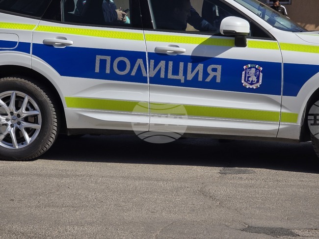 Шофьор без книжка не е спрял на звуков и светлинен сигнал на полицейски патрул в Луковитско, бил е задържан след около километър