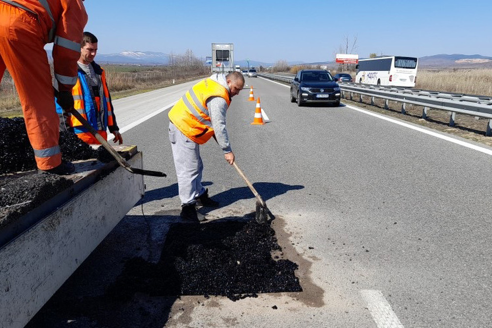 АПИ: Изкърпването на дупките по пътищата със студена асфалтова смес е аварийно и временно решение