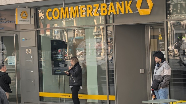 „Уникредит“ увеличи експозицията си към „Комерцбанк“ чрез деривати в опит да премине прага от 30 на сто 