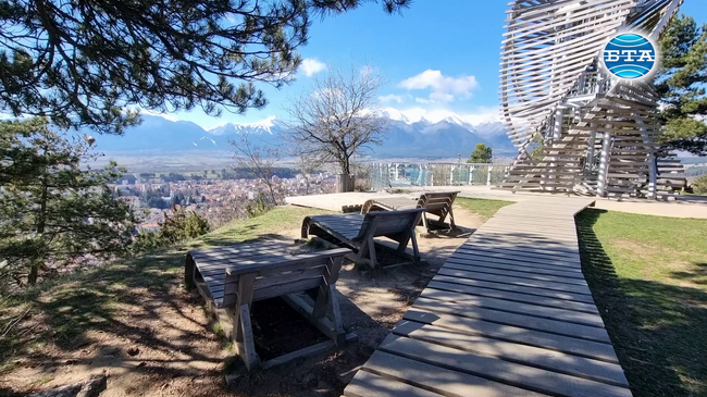 Хълмът Голак над Разлог разкрива панорамна гледка към Пирин, Родопи и Рила