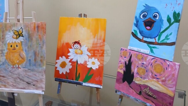 Изложба базар „С аромат на пролет“ представиха млади художници от Силистра