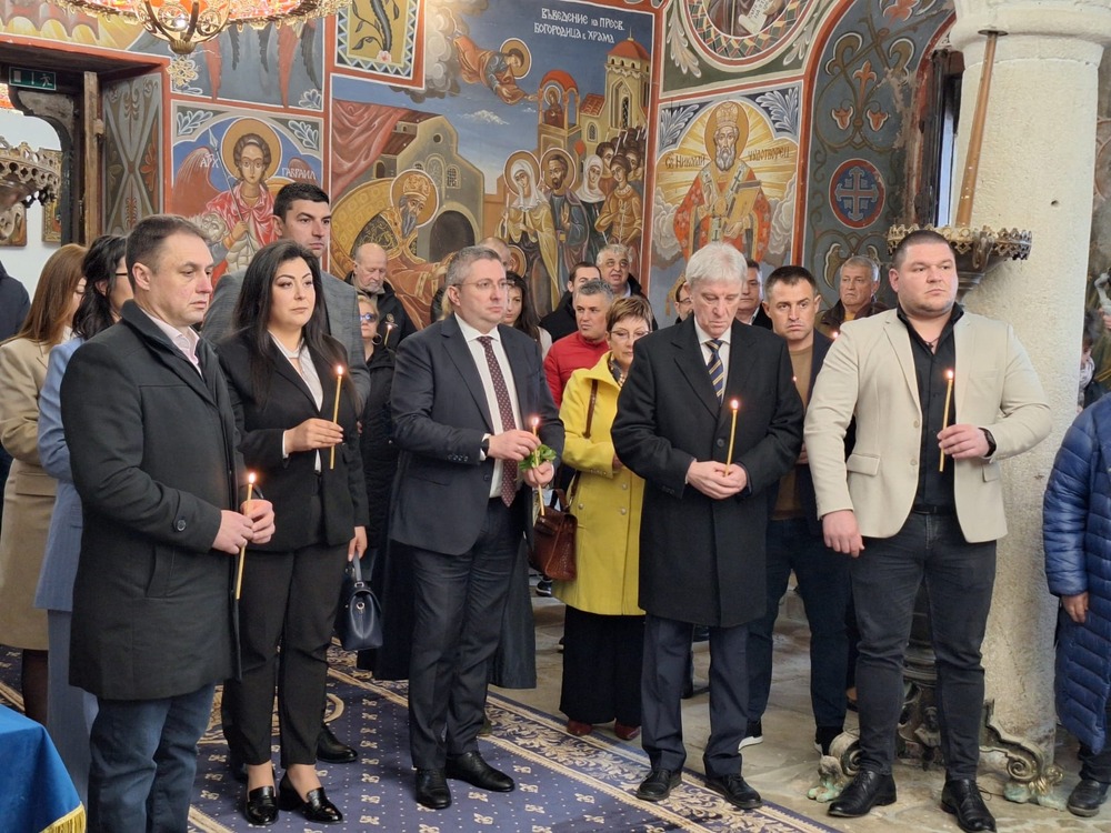 С молебен в храм „Успение Богородично“ коалиция ГЕРБ-СДС откри предизборната си кампания в Ловеч