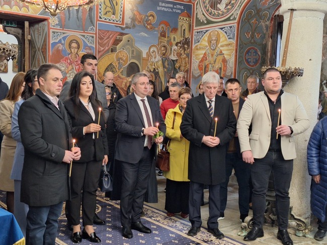 С молебен в храм „Успение Богородично“ коалиция ГЕРБ-СДС откри предизборната си кампания в Ловеч
