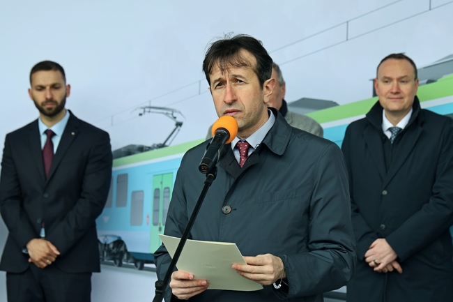 Първите влакове „Шкода“ пристигнаха в България, от лятото пътниците ще се возят с новите модерни мотриси