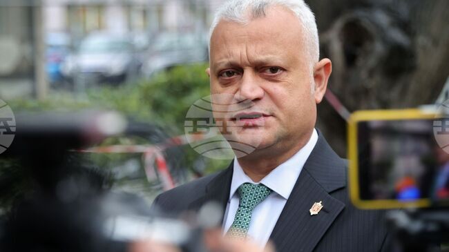 Сумите за купуване на гласове варират в различните части на страната, коментира в Бургас служебният министър Емил Дечев 