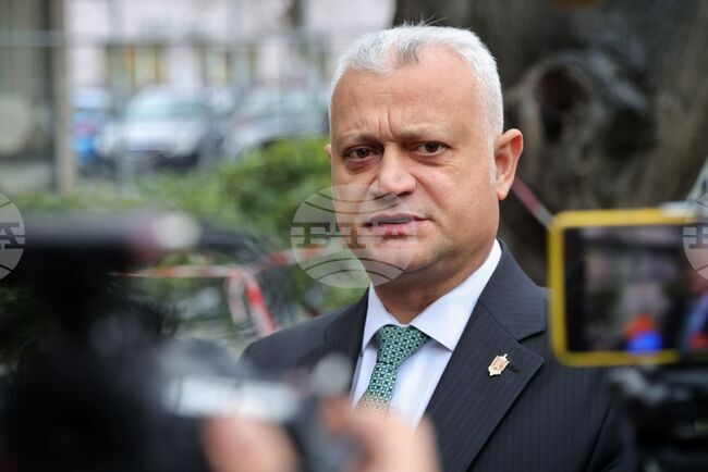 Сумите за купуване на гласове варират в различните части на страната, коментира в Бургас служебният министър Емил Дечев 