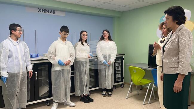 Заместник-министърът на образованието д-р Емилия Лазарова откри STEM центрове в две училища в София