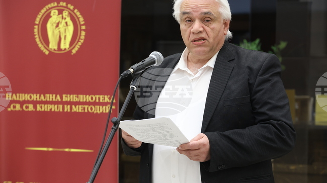 Надявам се изложбата да привлича хората в живота на поета, каза доц. Емил Димитров при откриването на „Пенчо Славейков и Народната библиотека“