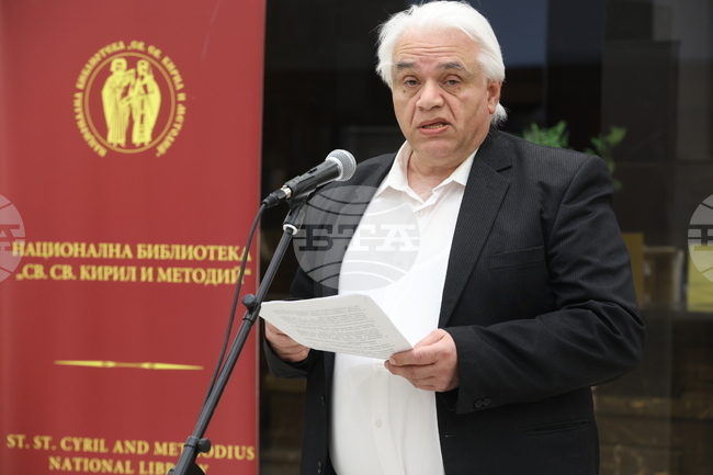 Надявам се изложбата да привлича хората в живота на поета, каза доц. Емил Димитров при откриването на „Пенчо Славейков и Народната библиотека“