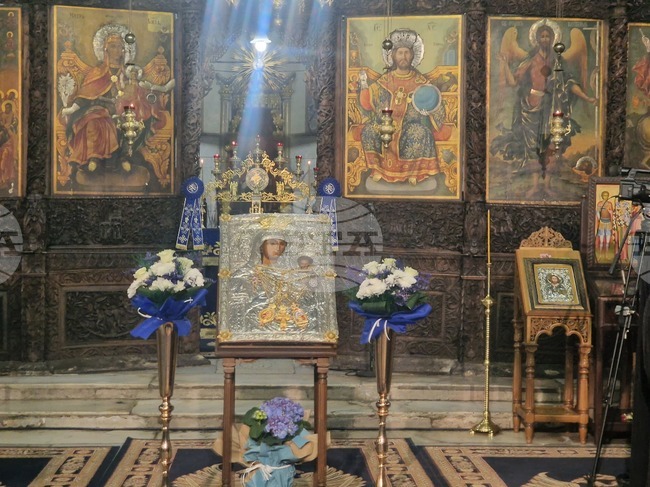 Миряни посрещнаха в Пазарджик чудотворната икона „Златна ябълка"