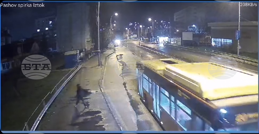 Полицията в Перник води разследване срещу мъж, хвърлил камък по пътнически автобус