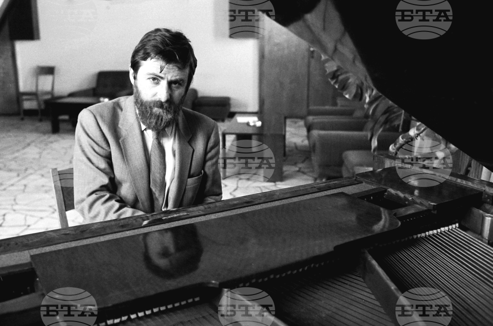 Проф. Стефан Драгостинов, пианист, композитор и диригент