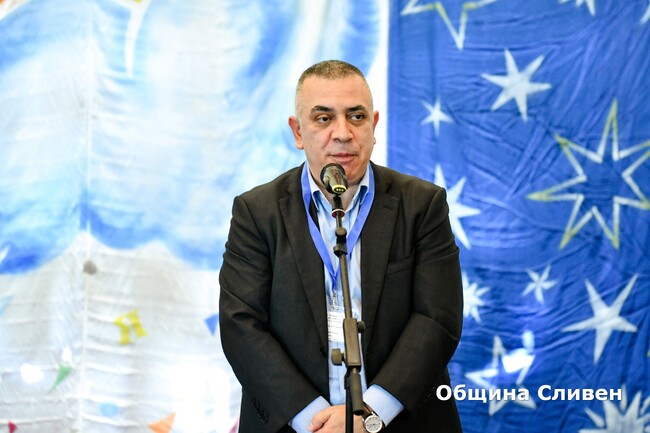 Община Сливен: Стефан Радев с поздрав към творците и служителите на кукления театър в Сливен 