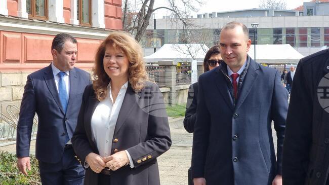 Само когато сме заедно, когато сме единни, можем да вървим напред, каза в Кюстендил президентът Илияна Йотова