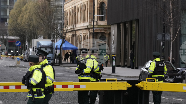 Кола е експлодира пред полицейско управление в Северна Ирландия, съобщи „Белфаст Телеграф“