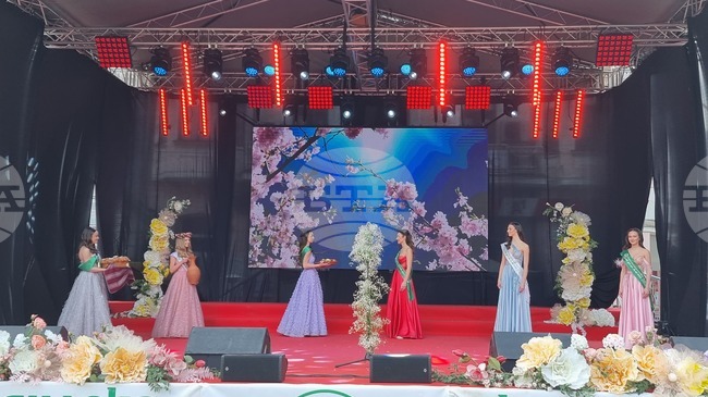 Новоизбраните девойки „Кюстендилска пролет“ приеха символите на града от предшественичките си 