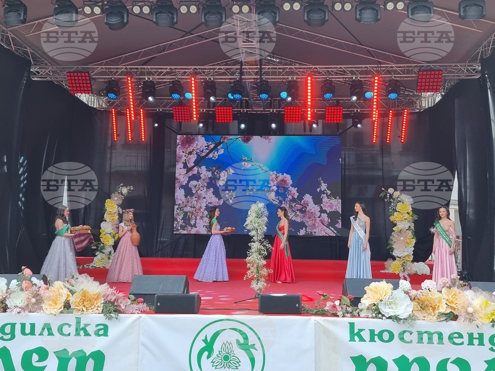 Новоизбраните девойки „Кюстендилска пролет“ приеха символите на града от предшественичките си 