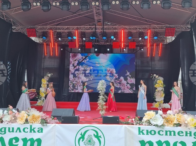 Новоизбраните девойки „Кюстендилска пролет“ приеха символите на града от предшественичките си 