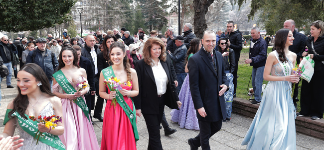 Президентът Йотова: Наш дълг е да завещаем на младите хора на България мир и възможност да развиват своите таланти