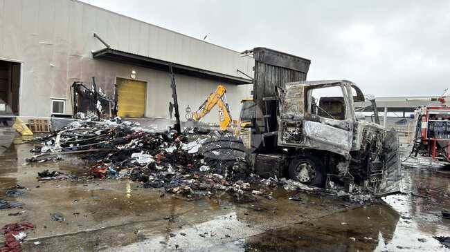 Камион с текстил изгоря на "Капитан Андреево", засегна друг тир и сграда на митницата 