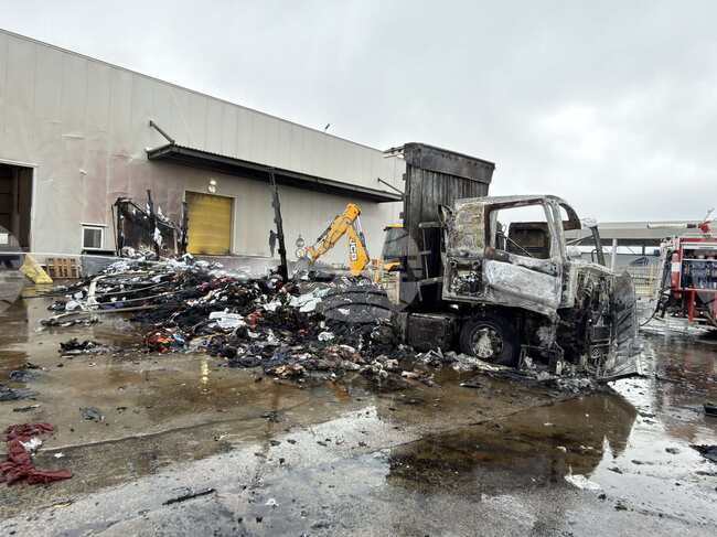 Камион с текстил изгоря на "Капитан Андреево", засегна друг тир и сграда на митницата 