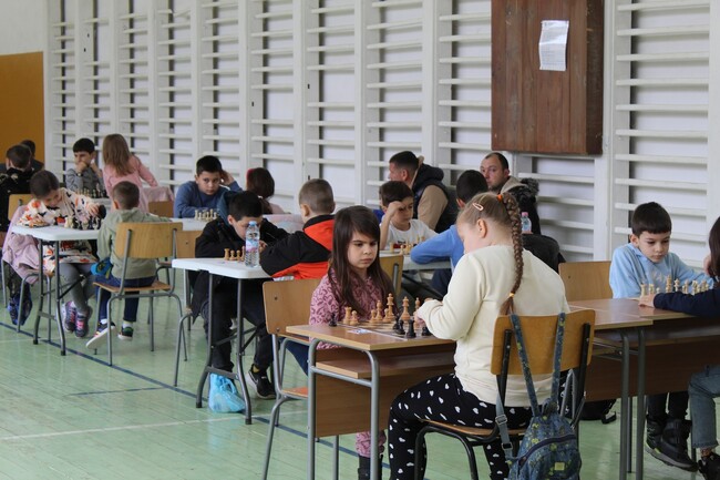 В Котел започна шахматното състезание за деца „Път към успеха“