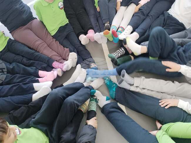 Учениците и преподавателите от Трето основно училище „Гоце Делчев“ в Петрич отбелязаха Международния ден на хората със синдром на Даун