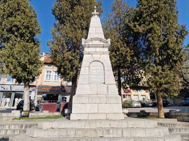 Паметникът на обесените във Велико Търново е един от първите мемориали, посветени на жертвите на Априлското въстание, разказаха историци