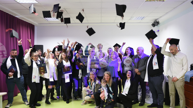 Колежът по мениджмънт, търговия и маркетинг връчи дипломите на студентите си от випуск 2025