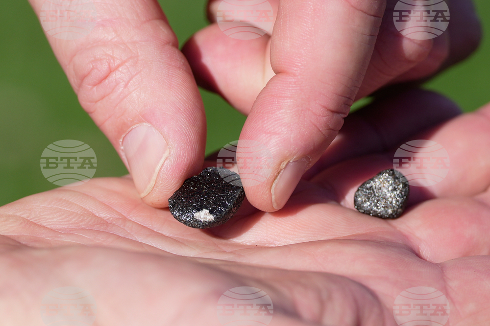 CORRECTION Meteorite Hunters