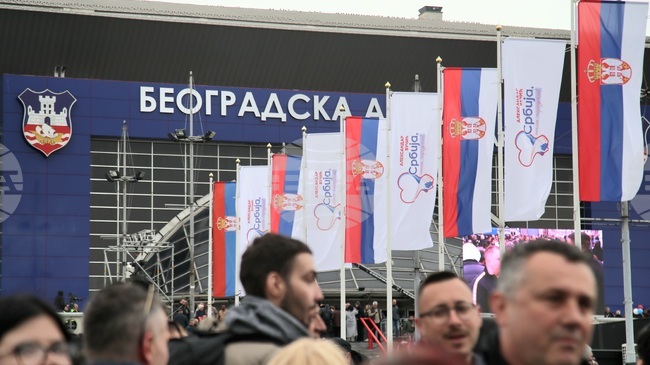 Председателят на управляващата партия в Сърбия пристигна в Белград на мотор, за да участва на партиен форум за местните избори 