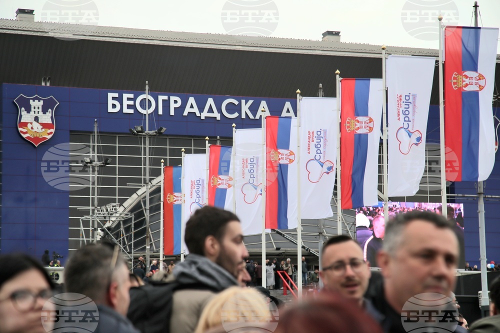 Привърженици на управляващата Сръбска прогресивна партия агитират гражданите да участват в митинг с видео с хуманоидни роботи, които играят хоро 