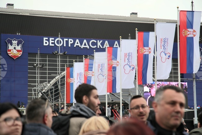 Председателят на управляващата партия в Сърбия пристигна в Белград на мотор, за да участва на партиен форум за местните избори 