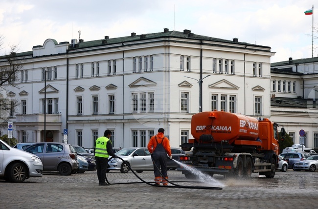 Парламент - паркинг - почистване
