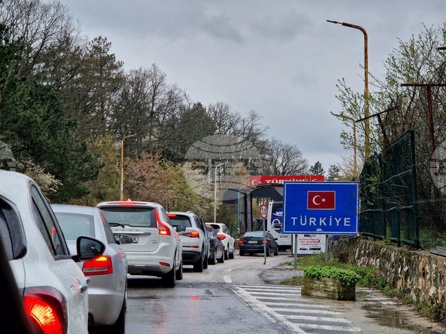 Трафикът на вход и изход на ГКПП "Малко Търново" е интензивен за леки автомобили