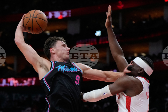 APTOPIX Heat Rockets Basketball