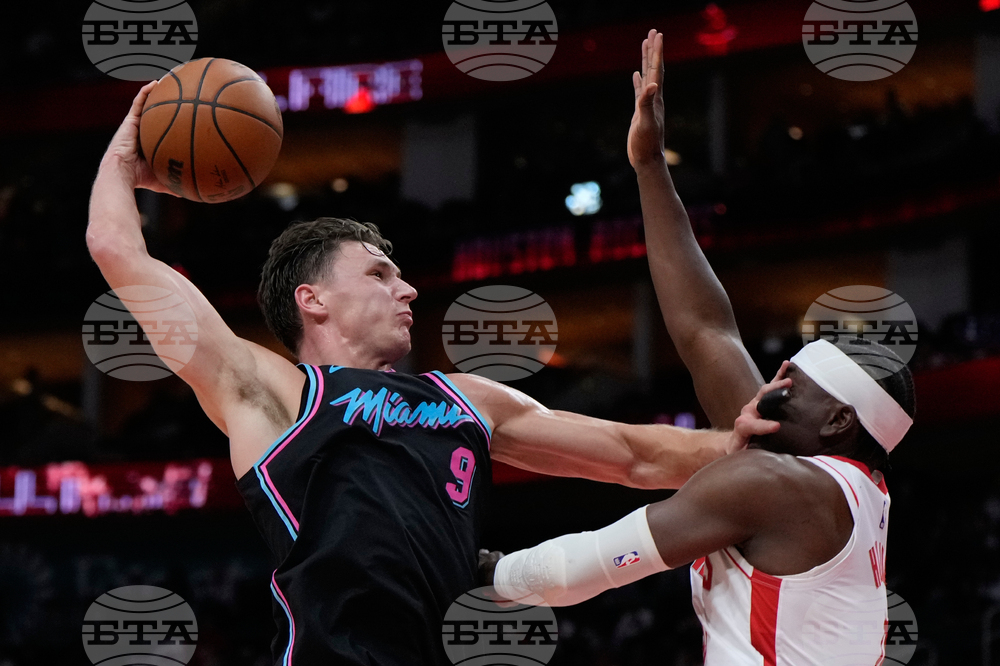 APTOPIX Heat Rockets Basketball