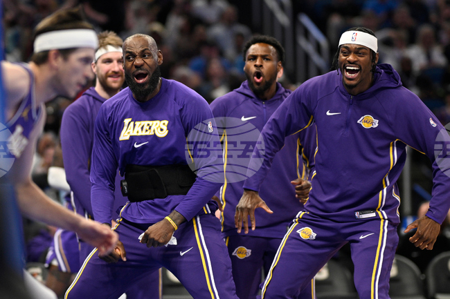 ЛеБрон Джеймс и Брони Джеймс сътвориха първата асистенция между баща и син в историята на НБА при победата на Лос Анджелис Лейкърс над Бруклин