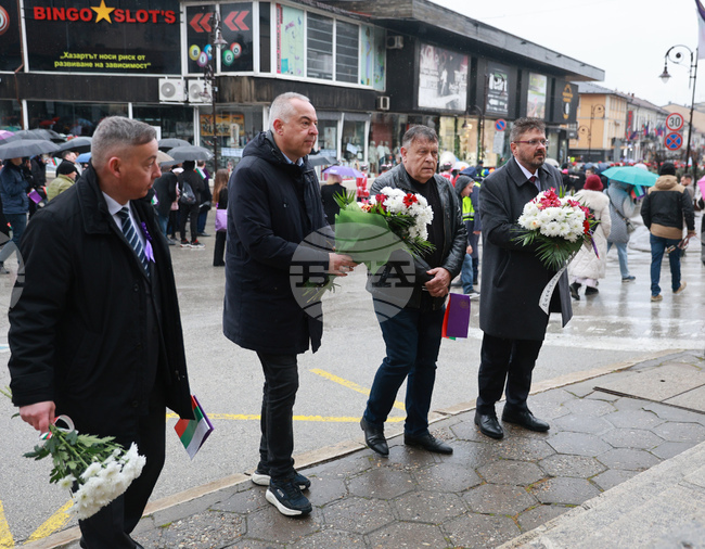 Participants of BTA Conference in Veliko Tarnovo Lay Flowers to Monument To The Hanged