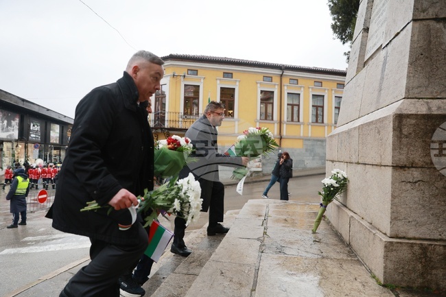 Участници в организираната от БТА конференция за 150 години от Априлското въстание се поклониха пред паметника на обесените във Велико Търново