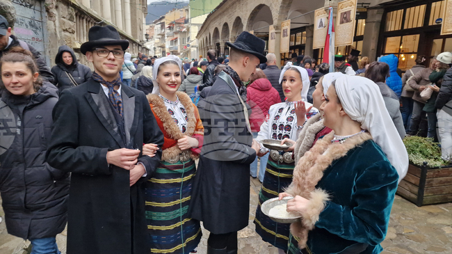 Интерактивен спектакъл на Самоводската чаршия превърна Велико Търново в сцена на живата българска история в празничния 22 март